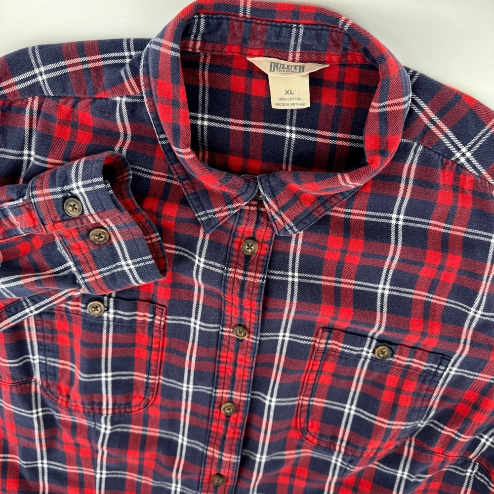 Duluth Trading Co Free Swingin Flannel Shirt XL Red Navy Blue Plaid Button Up